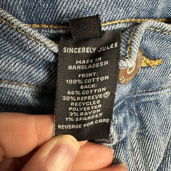 Sincerely Jules•denim shorts• distressed/frayed
Size 3/26 - Picture 6 of 7